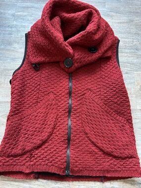 Frëtt asymmetrical cowl vest